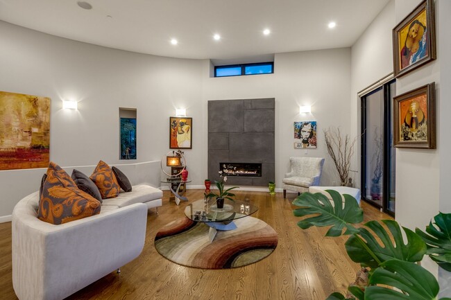 Building Photo - Beautiful Executive Estate Available in Vi...