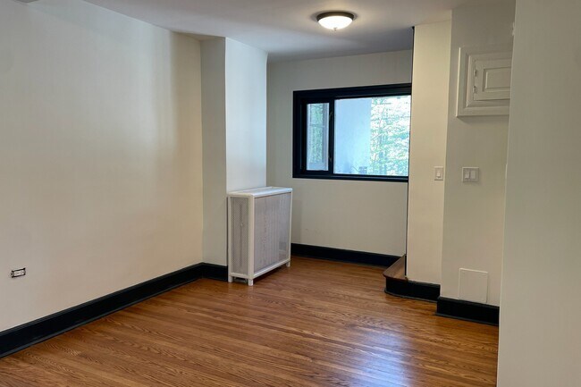 Foto del edificio - 12 Pine Hill Rd