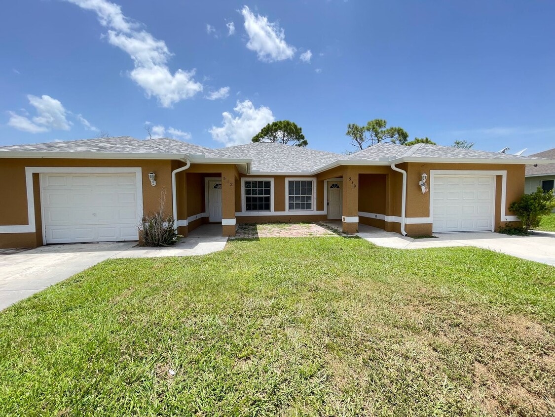 Foto principal - Prime Cape Coral Location — Spacious 2 Bed...