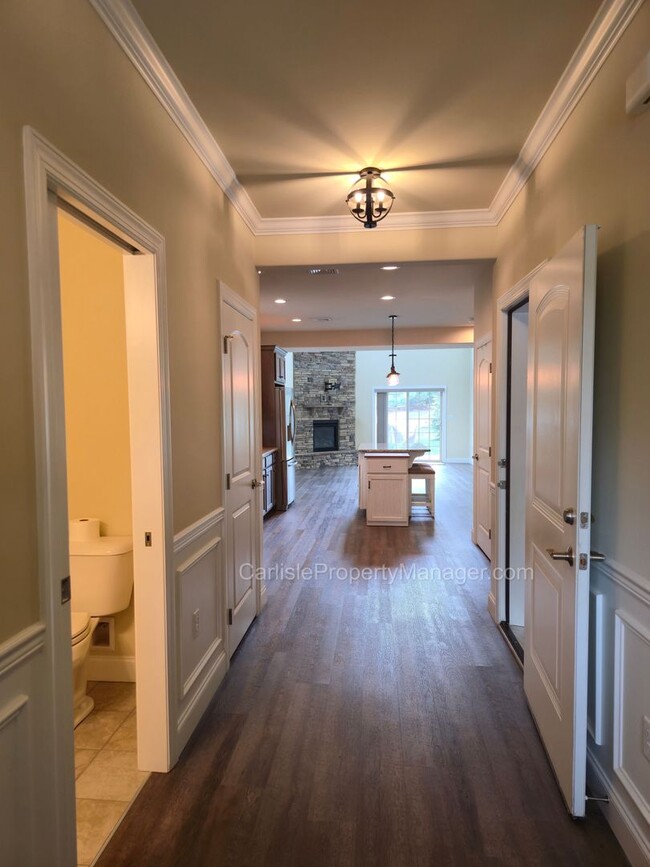 Foto del edificio - Duplex includes 2 car garage, laundry, pat...