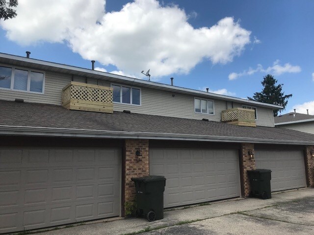 2 Car Garage - 171 Elmhurst Ct