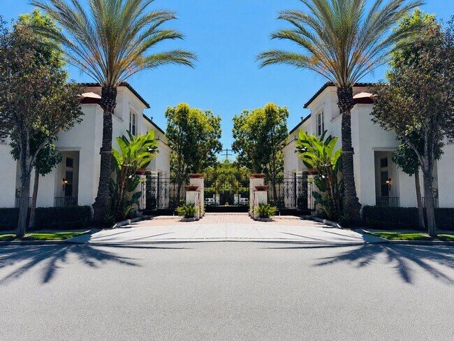 Foto del edificio - Beautifully Remodel Townhouse with AC & Two Car Garage!