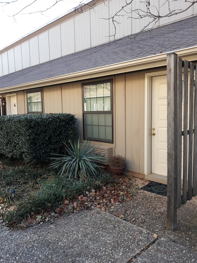 Primary Photo - Iron Gate Apartments