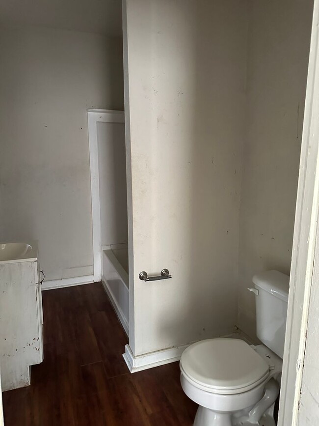 Building Photo - $1000 move-in special