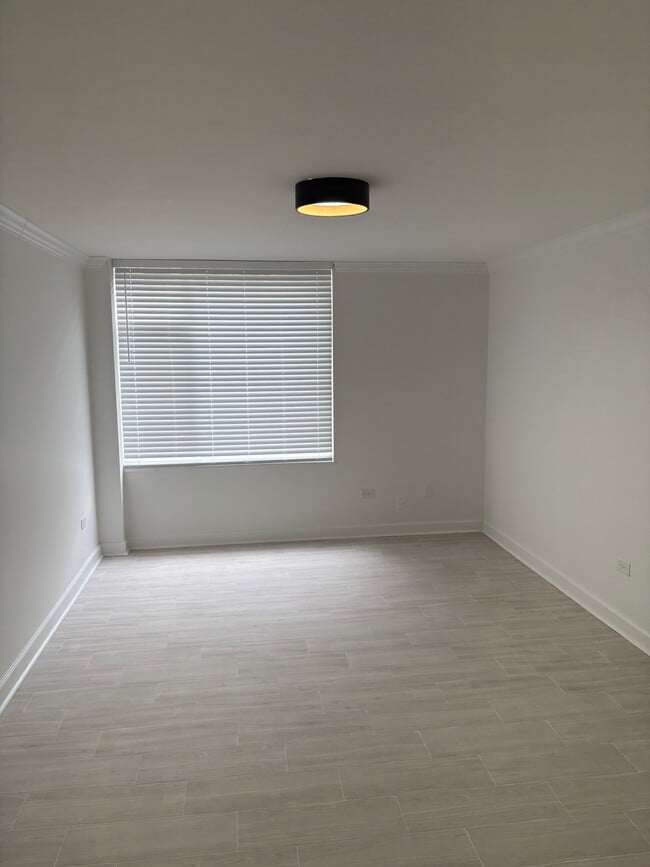 Building Photo - 1300 Queens Rd