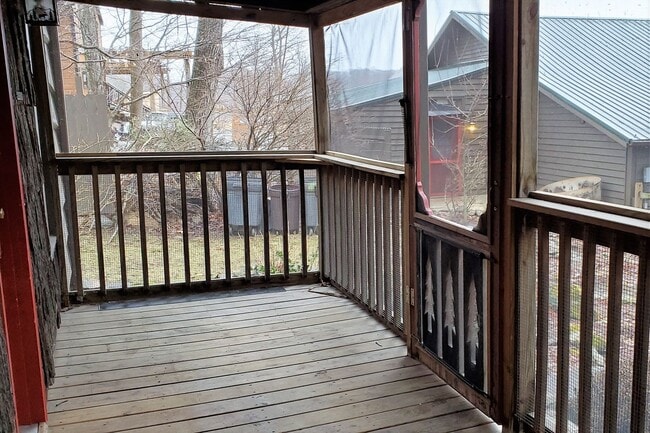 Building Photo - Charming 1 Bedroom Cottage off Hwy 105