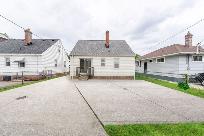 Foto del edificio - Beautiful 3 beds, 1.5 bathroom home with b...