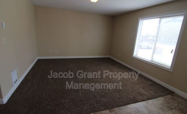 Building Photo - 245 Opal Ct