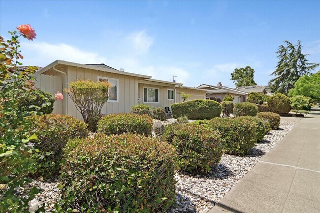 Building Photo - Great Location 3BD Home with Wood Floors &...