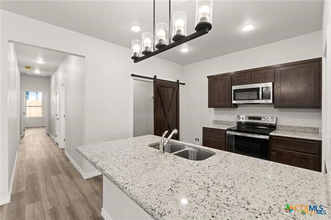 Building Photo - 122 Leon Ln