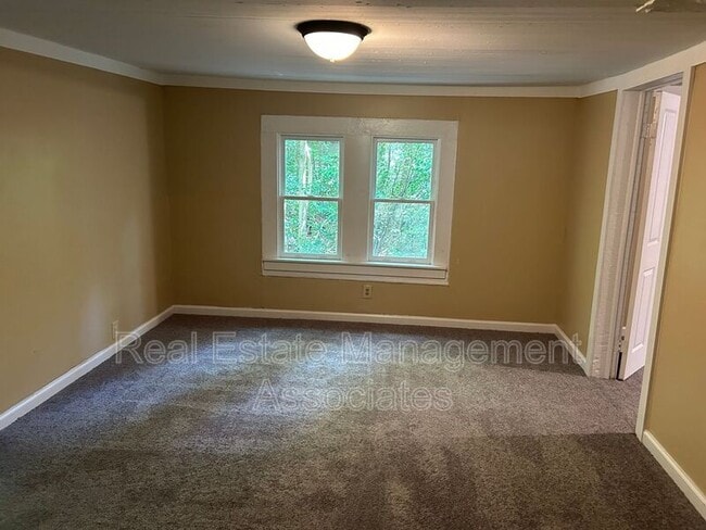 Building Photo - 308 E Brooks Ave