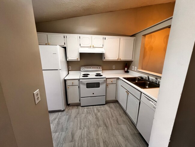 Building Photo - Apartment