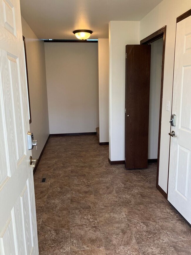 Building Photo - 3 Bed 3 Bath Twin Home