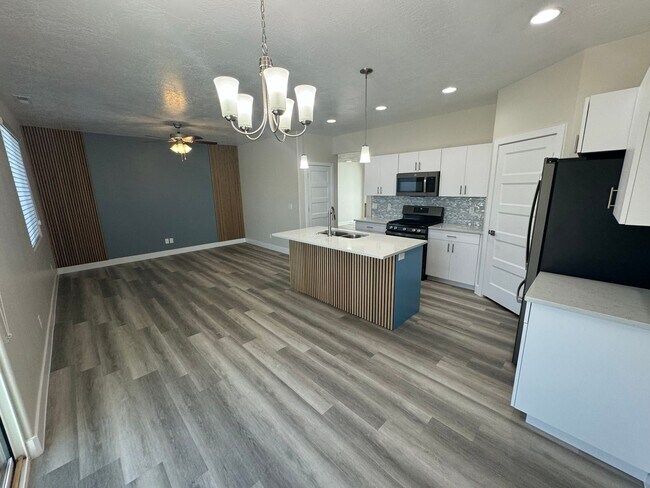 Foto del edificio - End Unit! 3 Bed Townhome!!