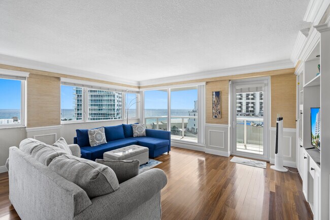 Building Photo - 3000 Holiday Dr