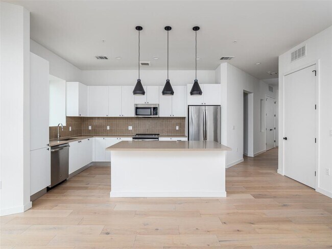 Foto del edificio - 800 Embassy Dr