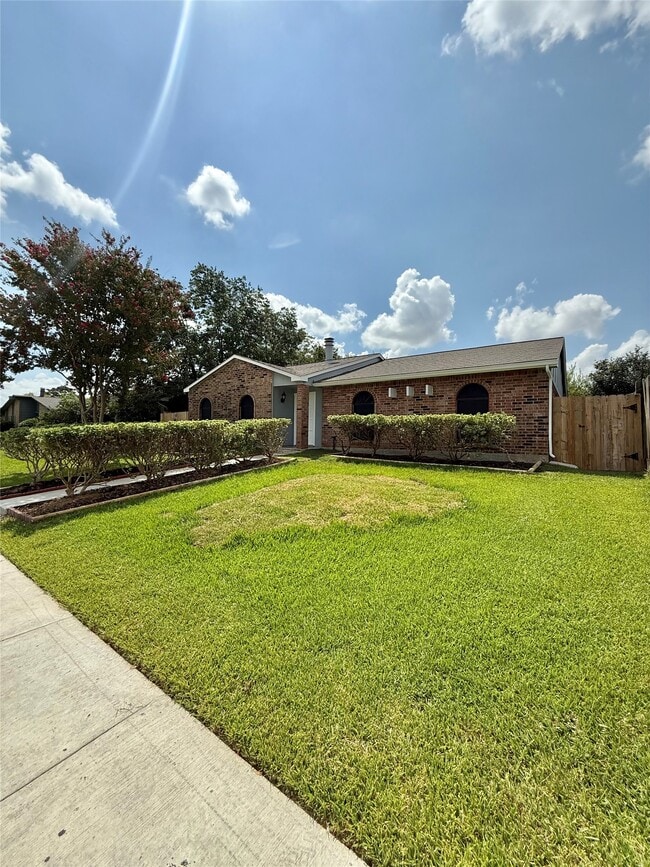 Building Photo - 14650 Lourdes Dr
