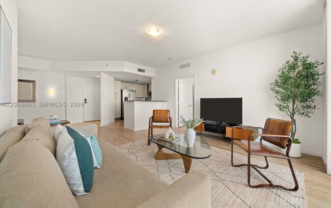 Foto del edificio - 7910 Harbor Island Dr
