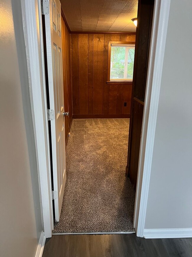 Building Photo - Nice single family two bedroom house with ...
