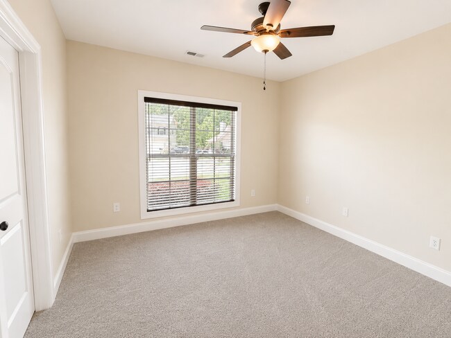Foto del edificio - Spacious & Beautifully Maintained Home in a Quiet Cul-De-Sac