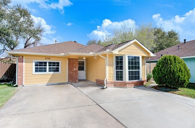 Building Photo - 4705 Dogwood Dr
