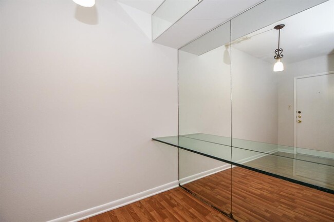 Building Photo - 2824 Briarhurst Dr