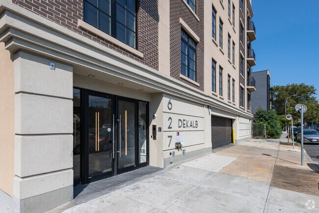 Entrada - 627 Dekalb Ave