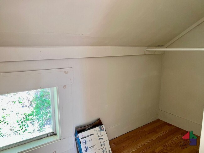 Building Photo - 32 Hall St