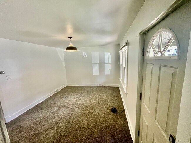 Foto del edificio - 2 Bedroom 1 Bath- Coraopolis PA (MOON SCHO...