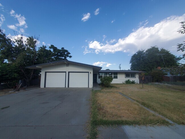 Building Photo - 451 Neil Dr