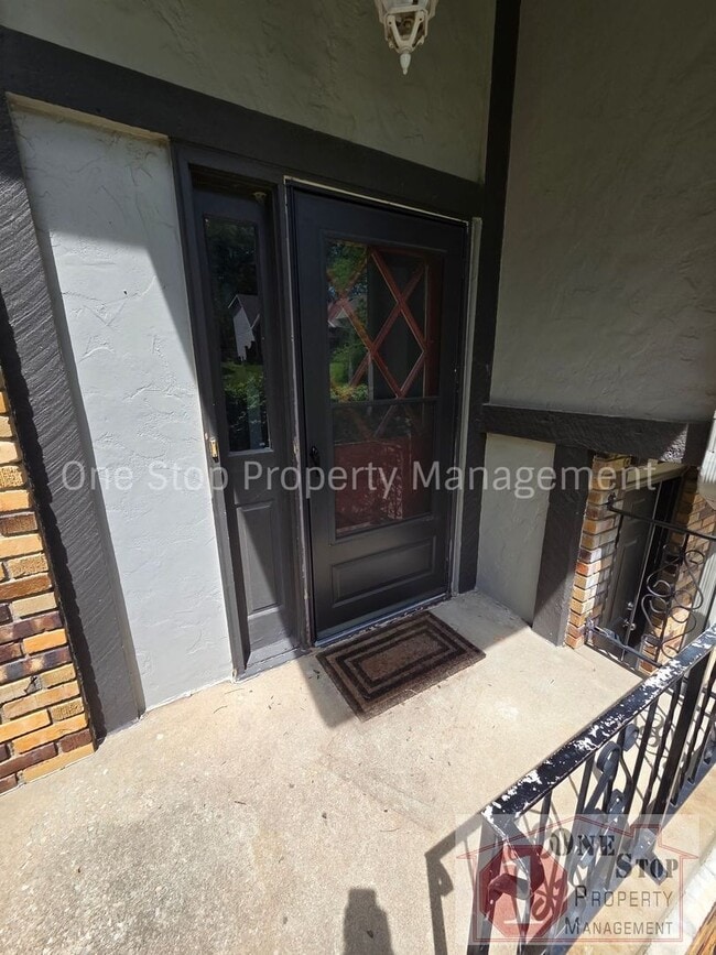 Building Photo - 4 Bedroom, 2.5 Bathroom Home in North Kansas City, Missouri