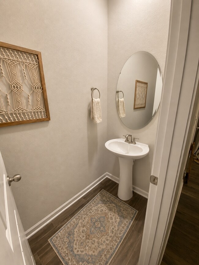 Medio baño/aseo en la planta baja - 238 Yorktown Ln