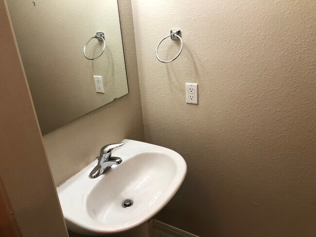 Medio baño en la planta baja - 1500 East Side Dr