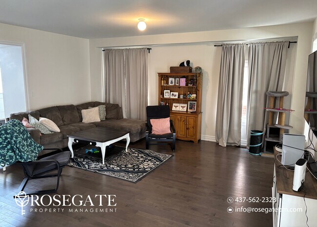 Photo du bâtiment - Spacious 4-Bedroom Detached Home with 6 Parking Spaces – Innisfil