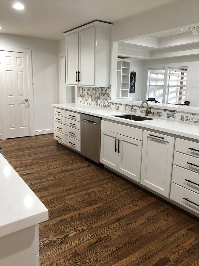 Foto del edificio - 1346 Chantilly Ln