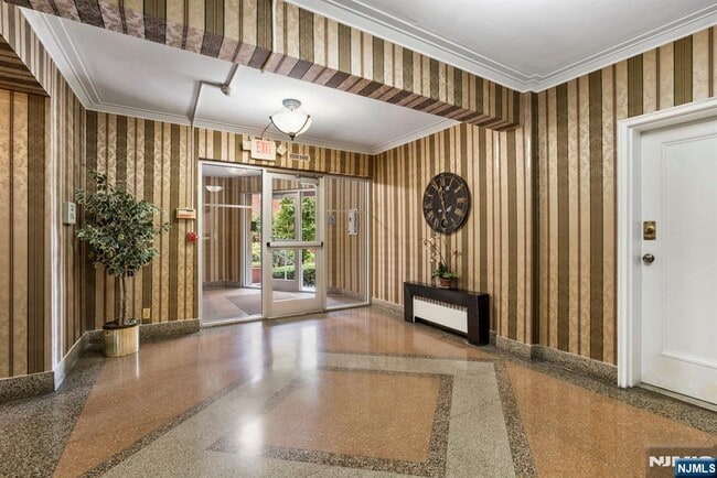 Foto del edificio - 2350 Linwood Ave