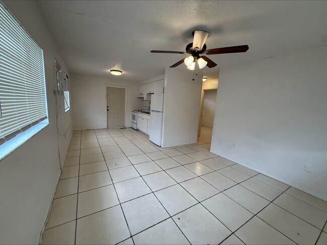 Building Photo - FORT MYERS ** 2 BED-1 BATH UNFURNISHED FIR...
