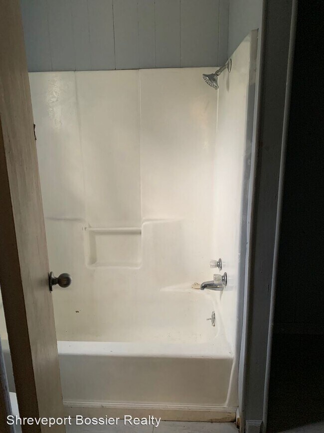 Foto del edificio - 3 br, 1 bath House - 6001 Canal Blvd