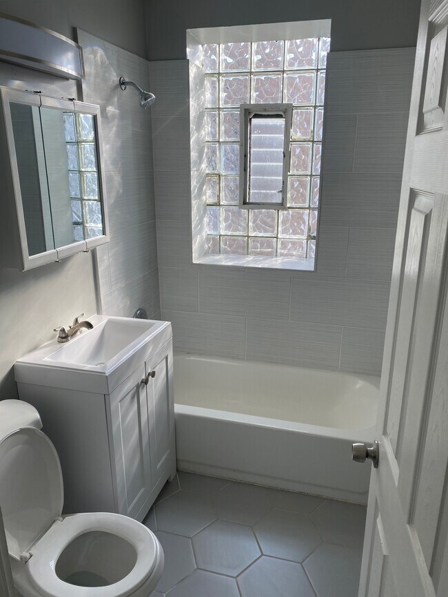 bathroom - 6803 S East End Ave