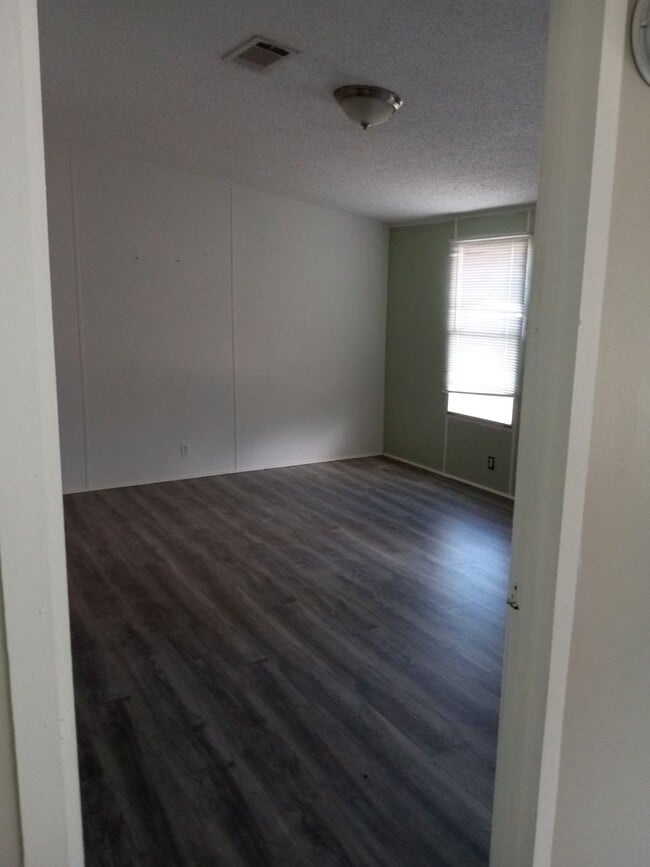 Building Photo - 3 Bed 2 Bathroom Single Family