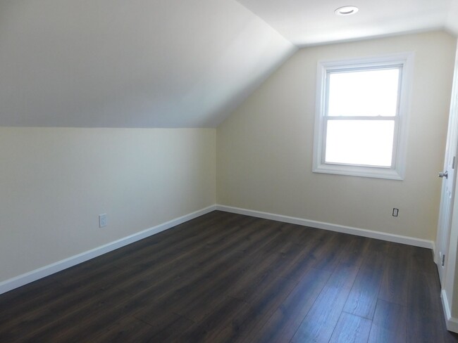 Building Photo - Beautifully Renovated 2 Bedroom
