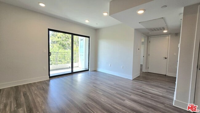 Building Photo - 5030 Rosewood Ave