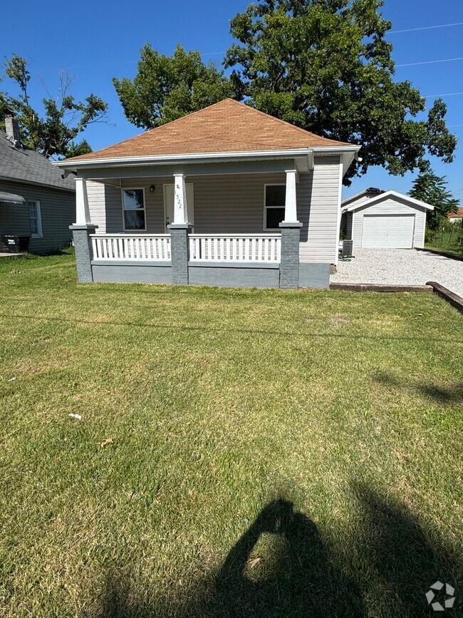 Building Photo - 1522 N Farmer Ave