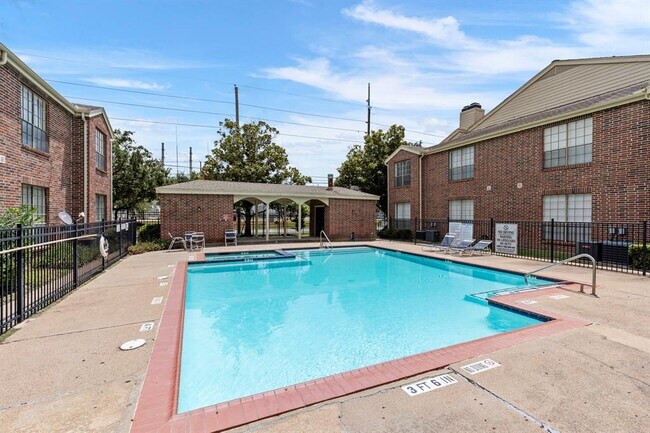 Building Photo - 2121 El Paseo St