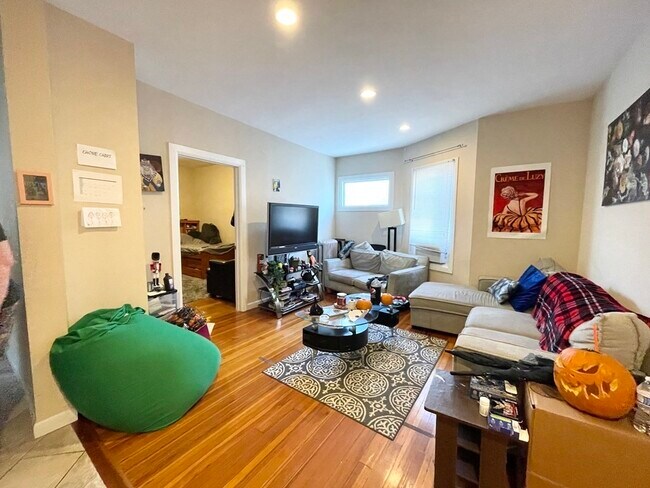 Building Photo - 25 Sudan St