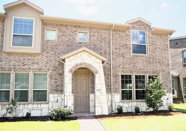 Building Photo - Like NEW 3 Bed 3 Bath Townhouse in Denton