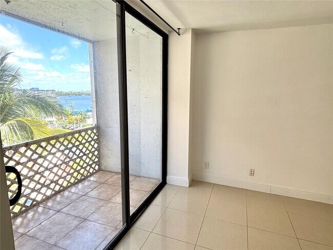 Foto del edificio - 2935 NE 163rd St