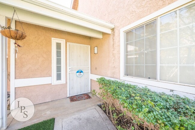 Building Photo - WoodWard Lake Home, 3BR/2.5BA, Built 1986 ...