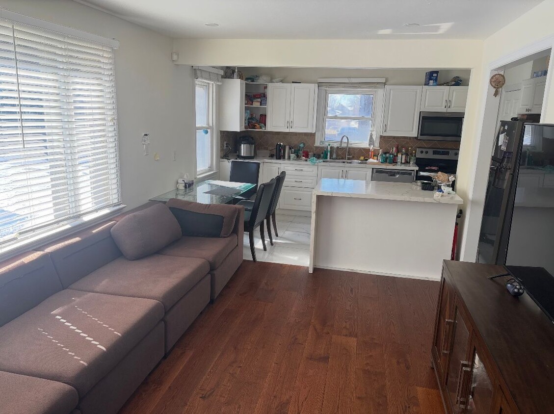 Photo du bâtiment - For Lease – Spacious 3 Bedroom Upper Unit in Oakville