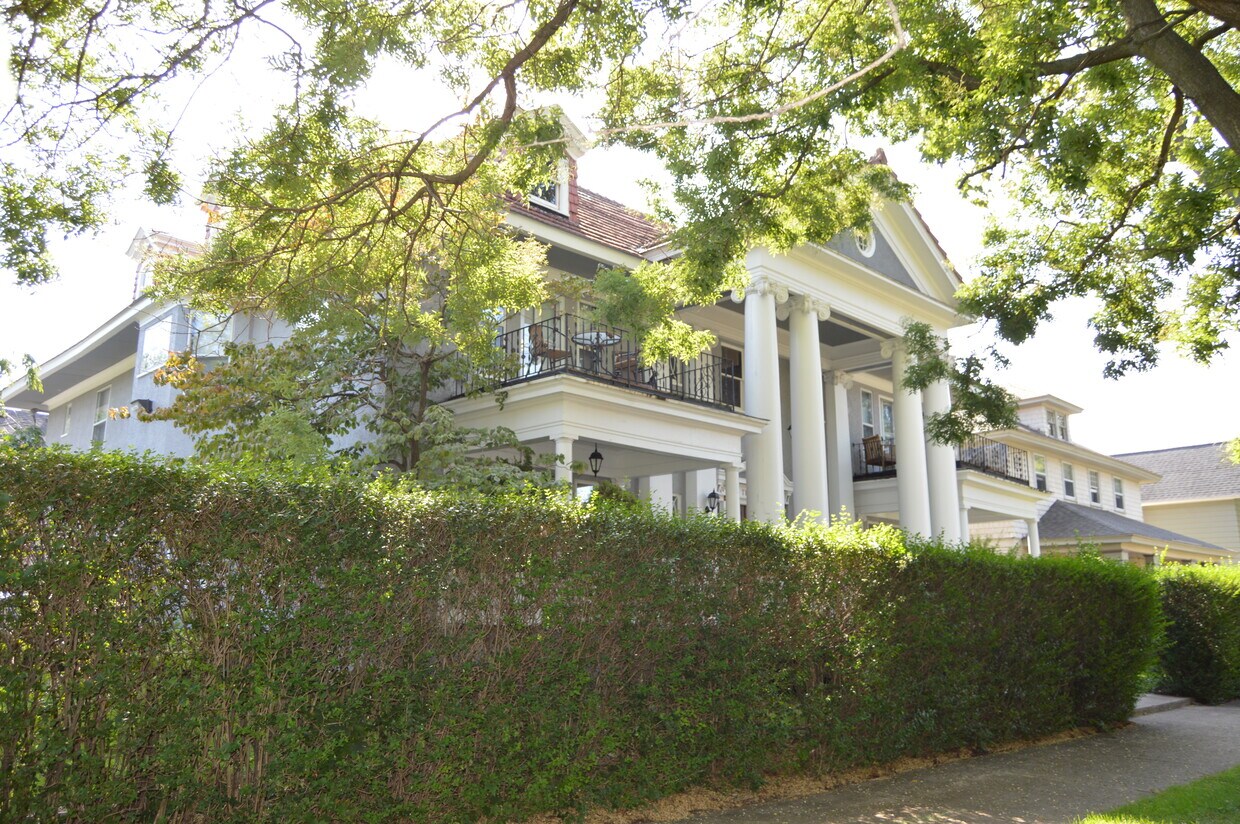 Primary Photo - 400 College Ave SE